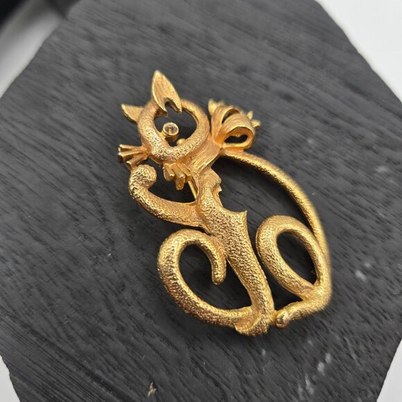 VTG Brooch Cat Lover GoldTone Sitting Cute Whimsy Gift Ladies Mom Girlfriend Pin - Picture 2 of 11